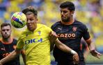 El jugador del Valencia CF Cenk (d) lucha por el balón con el jugador del Cádiz CF, Alejo