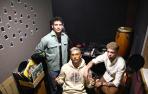 De izda. a dcha: el Dj Rever Loop; el rapero Mr. Speaker, y el técnico Manu Dueñas, fotografiados en el estudio dos días antes de iniciar el reto.