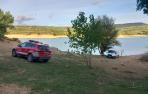 Imagen del vehículo mal aparcado y sancionado en el pantano de Alloz, publicada por Policía Foral en Twitter
