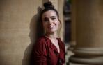 Teresa Pejenaute Villar posa en la Catedral de Pamplona, donde acudió el pasado jueves para recoger el premio ‘Somos Valientas’ en la categoría de Juventud.