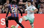 Kike Barja, que aportó mucha chispa, intenta driblar a Balde