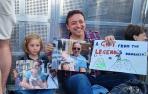 Leyre Chloé, la niña de Puente la Reina y su padre, en la cola del concierto de Bruce Springsteen