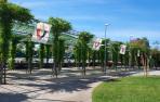 Una de las barras instalada en la Fan Zone rojilla de Sevilla, el día antes de la Final de la Copa del Rey