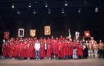 Cofradías, autoridades y homenajeados posan sobre el escenario de la casa de cultura de Aoiz al cierre del XXXII Gran Capítulo de la Cofradía del Vino de Navarra.
