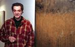 El pintor navarro Fernando Iriarte, con una de sus obras, en una exposición de la Caja de Ahorros de Navarra de Madrid, en marzo de 1998.