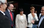 El presidente de Osasuna, Luis Sabalza, charla con los candidatos de Ciudadanos (Carlos Pérez-Nievas), UPN (Javier Esparza), Bildu (Laura Aznal) y el PSN (María Chivite)