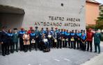 Foto de grupo de la mayoría de las personas distinguidas en la fiesta de las policías de la comarca