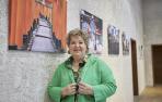 La fotógrafa pamplonesa Olga Izco Ibarrola, de 58 años, posa delante de algunas de sus obras expuestas en el Palacio del Condestable de Pamplona hasta el 4 de junio