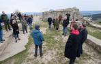 Visita parlamentaria a la cima de Irulegi. En la imagen, en el castillo