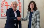 Maxi Ruiz de Larramendi, presidente de Los Amigos del Camino de Estella, y Begoña Pérez Eransus, vicerrectora de Proyección Universitaria, Cultura y Divulgación de la UPNA, firmaron el convenio