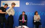 Un técnico coloca la petaca del micro a María Chivite, con Javier Esparza y Uxue Barkos en sus sillas