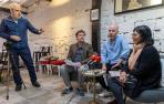De pie, David Mariezkurrena (Pamiela), ante Iñaki Arbilla, Jon Guergué y Maite Jurío, ayer en Ménades