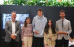De izquierda a derecha, Eduardo Domingo, director de Desarrollo de la Escuela de Arquitectura; los ganadores María Aizpurua Calvo, José María Cagigal Errasti y Ana Álvarez Maestro; y Ángel Zugasti, profesor de Dibujo técnico de Miravalles -El Redín