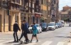 Cuatro jóvenes cruzan uno de los pasos de peatones que hay repartidos por la travesía, en los alrededores del colegio Escolapios
