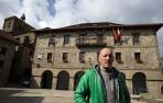Carlos Anaut Abadía, alcalde en funciones de Isaba, delante de la Casa Consistorial de la localidad