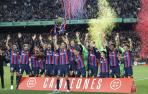 Los jugadores del Barcelona, con el trofeo de campeones de Liga