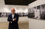 Miguel Leache en la exposición, diseñada con un friso y un panel central que transportas a una estación de metro