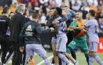 El banquillo del Valencia recrimina a Vinícius sus gestos a la grada cuando se retira del campo tras ser expulsado