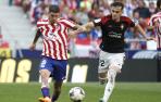 Rodrigo de Paul y Aimar Oroz en el partido Atlético-Osasuna