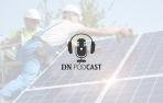 Dos técnicos instalan paneles solares en el tejado de una vivienda