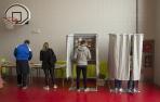 Electores de diferentes edades eligen su voto durante las últimas elecciones forales