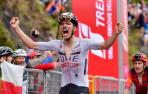 Joao Almeida celebra su victoria en el Giro