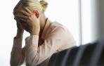 Una persona con dolor de cabeza