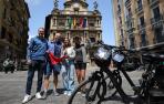 La pareja de holandeses y los novios en la plaza consistorial
