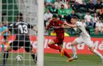 El delantero del Sevilla En-Nesyri (c) se va de Clerc, del Elche