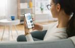 Una mujer consulta las noticias en su teléfono móvil