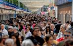 Una multitud de visitantes abarrota la Feria del Libro de Madrid en el Parque del Retiro este sábado