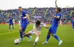 Manu Sánchez, rodeado por Maksimovic y Damián Suárez