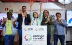 Begoña Alfaro, con los brazos en alto, celebra los resultados en los comicios este domingo