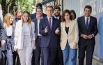 El presidente del Partido Popular, Alberto Núñez Feijóo (c), a su llegada a la Junta Directiva del PP, en la sede de Génova