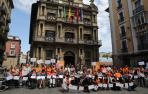 Miembros de la Asociación de Esclerosis Múltiple en la Plaza del Ayuntamiento