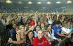 Las fans que habían conseguido plaza en las primeras filas esperaban felices la salida de Alejandro Sanz al escenario de la plaza de toros de Pamplona, el 22 de septiembre de 2007.