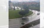 Vídeo: la tormenta de este jueves provoca una gran acumulación de agua en una rotonda de Mutilva