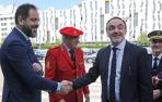 El socialista Ramón Alzórriz y el líder de UPN, Javier Esparza, se saludan antes del acto en la UPNA