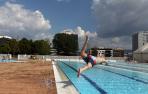 Los socios del Club de Tenis Pamplona ya pueden disfrutar de sus piscinas