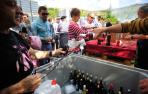 Uno de los puestos de vino rosado en la Cooperativa de San Martín de Unx.