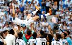 El jugador de la Real Sociedad, Asier Illarramendi, durante el homenaje que ha recibido a la finalización del partido de la última jornada de Liga que Real Sociedad y Sevilla FC han disputado este domingo