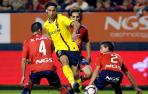 Zlatan Ibrahimovic frente a Miguel Flaño y César Azpilicueta en El Sadar