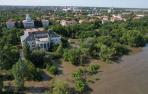 Imagen de las inundaciones en Nueva Kajovka, ciudad ocupada donde hay un gobierno instalado por Moscú, tras la destrucción este martes de una de las mayores y más importantes presas de Ucrania