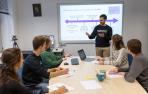 El Centro de Escritura de la Universidad de Navarra está formado por estudiantes de la Facultad de Filosofía y Letras y doctorandos colaboradores, además de por un comité asesor de profesores y por un grupo de asesores externos
