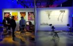 Unas personas juegan frente a un monitor en la sala donde los concursantes de las categorías de videojuegos y realidad virtual inmersiva del Festival de Tribeca presentan sus trabajos