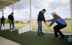 Un profesor da instrucciones a un jugador en la cancha de prácticas de la Universidad Pública de Navarra