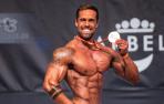 Miguel Fernández Rodríguez, @MiguelFitGym en Instagram, posa con una medalla conseguida en una competición