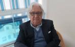 Antonio Civantos con su libro, Desmontando a Hemingway