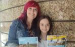 Elvira Roitegui y su hija Claudia Azanza, ganadora del concurso de dibujo 'La casa más bonita'