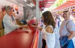 Una chica compraba boletos este martes por la mañana en la Tómbola de Cáritas